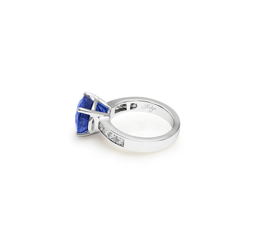 Ring in 18K white gold with Tanzanite 6 ct.