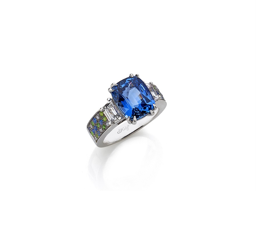 Ring in 18K white gold with cornflower blue sapphire & demantoids & diamonds
